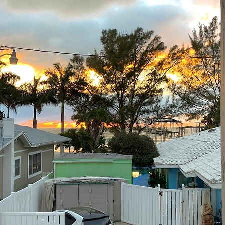 100 Steps To Beautiful Indian Rocks Beach, Oceanside, 2 Bedroom Updated Condo クリアウォーター・ビーチ エクステリア 写真